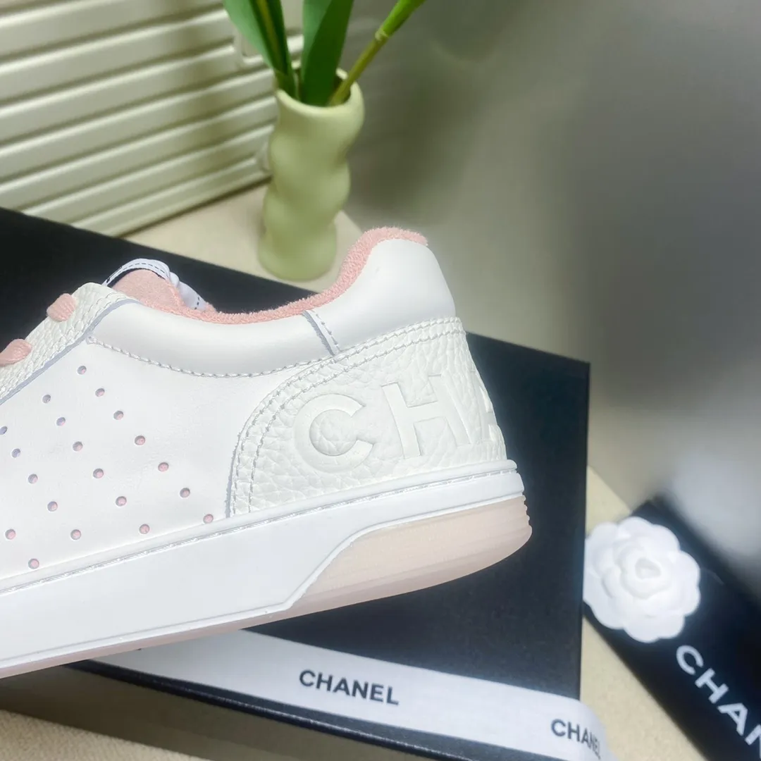 👟👟Ex-factory price 480🐹🐹Women's shoes, women's clothing chanel~~Chanel's latest 2022 panda shoes, skateboard shoes, sneakers, out of stock king @counters are out of stock everywhere〰It's hard to reserve even if you have money❗️ The fresh splicing style is really super nice...Xiaohongshu, Internet celebrity anchors, and blog owners have already started to call ❤ Original calfskin fabric, original towel lining, logo stamping process, two-color T👟👟 ex-factory price U outsole, lasting process, foot pad latex all custom molded... 🎁Supporting packaging 35-40 regular size